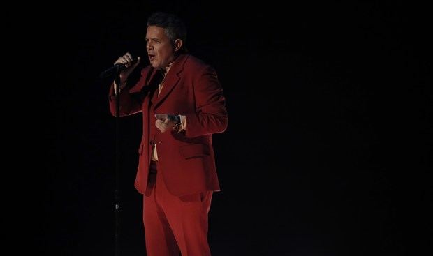 Alejandro Sanz actúa durante la 20a ceremonia anual de los Premios Grammy Latinos en el MGM Grand Garden Arena de Las Vegas, Nevada, EE. UU.