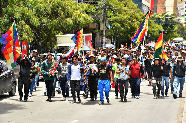 Ciudadanos marchan este sábado para condenar y pedir justicia por las muertes ocasionadas tras los disturbios de ayer con las fuerzas del orden, en Cochabamba, Bolivia. 