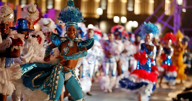 Bailarinas se presentan en la Gala frente al Capitolio por el aniversario 500 de La Habana.