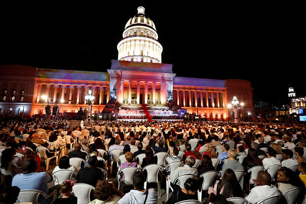 Público asiste a la Gala frente al Capitolio por el aniversario 500 de La Habana. 