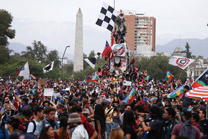 Miles de personas salen a la calle para celebrar un mes de protestas en Chile