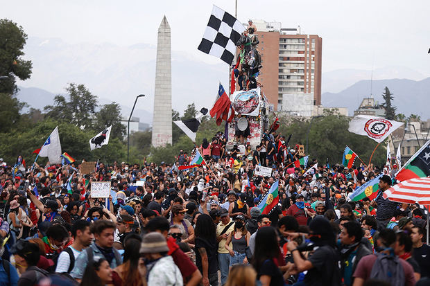 Miles de manifestantes protestan este lunes, durante una nueva jornada de movilizaciones en el país, a un mes del inicio de las mismas, en la Plaza Italia de Santiago, Chile, rebautizada popularmente como “Plaza de la Dignidad”.