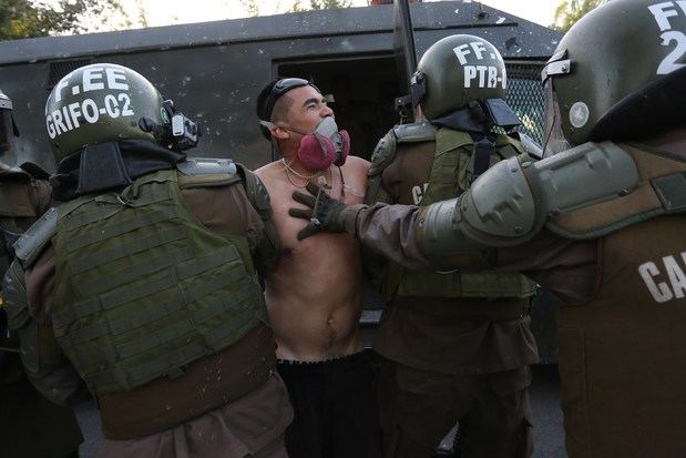 Policía antidisturbios arresta a un manifestante hoy martes, en Santiago de Chile.