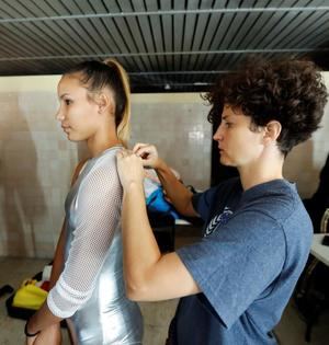 La diseñadora Idania del Río da los últimos arreglos a uno de los diseños de la colección “Glorias Deportivas”, en un camerino. El sacrificio de los laureados atletas de Cuba como metáfora de los muchos obstáculos cotidianos que supera en su día a día el cubano de a pie inspira la nueva colección de Clandestina