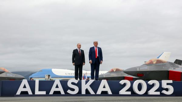 El presidente de Estados Unidos, Donald Trump (d), y el presidente de Rusia, Vladímir Putin, posan en el podio en la pista tras su llegada para asistir a una reunión en la Base Conjunta Elmendorf-Richardson en Anchorage, Alaska, EE.UU. 