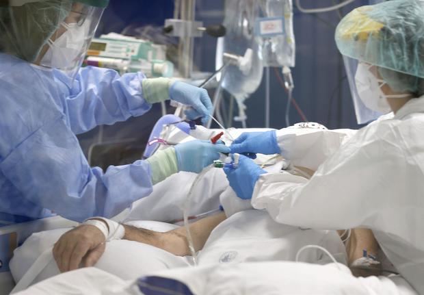 Imagen de archivo de una unidad de críticos por covid en un hospital.