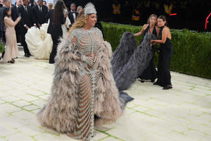 La Met Gala 2026 deslumbró con una alfombra blanca y actuaciones musicales en Nueva York