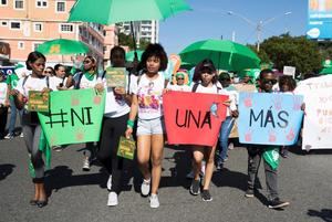 Miles de dominicanos marchan contra la violencia machista en el país 