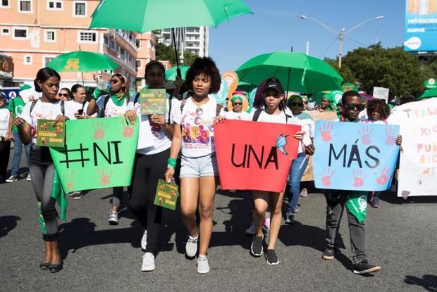 Dominicanas marchan contra los feminicidios y exigir políticas para ese flagelo este domingo en Santo Domingo (República Dominicana). Miles de dominicanos marcharon contra la ola de feminicidios que sacude al país y exigir a las autoridades que ejecuten políticas eficaces para atajar ese flagelo que ha causado la muerte de al menos 66 mujeres en lo que va de año, según cifras oficiales. 