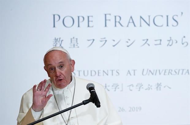 El papa termina un viaje a Japón marcado por su condena a las armas nucleares
