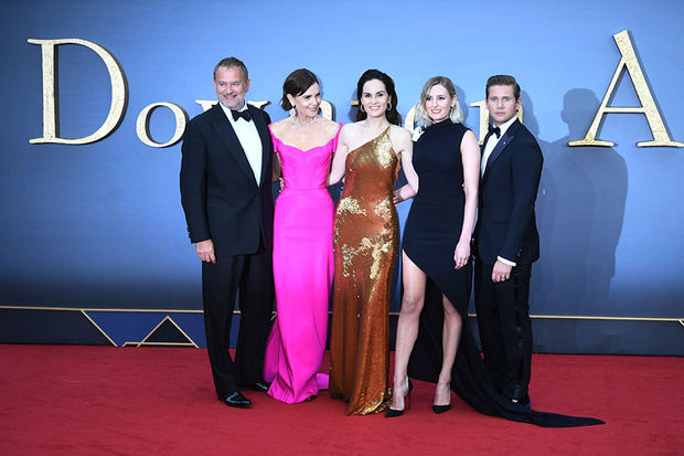 En la imagen (i-d), los miembros del reparto de la película británica 'Downton Abbey Hugh Bonneville, Elizabeth McGovern, Michelle Dockery, Laura Carmichael y Allen Leech. 