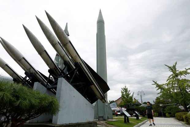 Corea del Norte confirmó hoy viernes que probó de nuevo en la víspera un lanzacohetes múltiple de gran tamaño y que en el test estuvo presente el líder Kim Jong-un, según detalló la propaganda del régimen. 