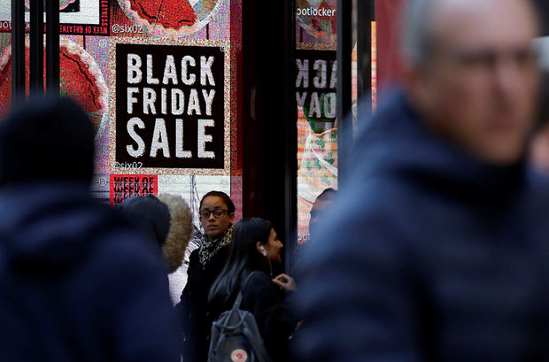 El 'Black Friday', que EE.UU. ha exportado al resto del mundo, sigue siendo la estrella de este largo fin de semana y atraerá el mayor número de compradores, 115 millones, seguido por el Ciber Lunes, 69 millones, y por el 'Sábado del pequeño comercio', 67 millones, aunque en pocos casos se verán los tumultos de antaño.