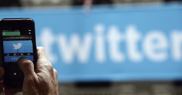 Un hombre fotografía el logo de Twitter en Nueva York (Estados Unidos).