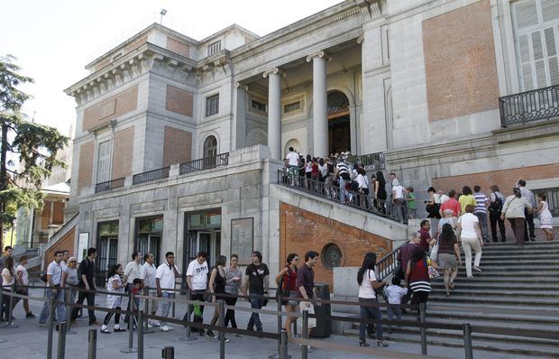 Cientos de personas esperan su turno para entrar en el Museo del Prado. 
