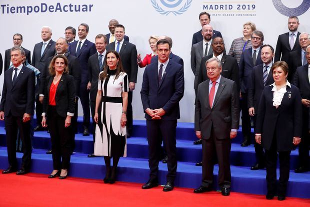 El presidente del Gobierno en funciones, Pedro Sánchez (c) junto con la presidenta de la COP y ministra chilena del clima, Carolina Schmidt (c-i) y el secretario general de las Naciones Unidas (ONU), António Guterres (c-d) entre otros, posan en la foto de familia de la 25 Conferencia de las Partes del Convenio Marco de Naciones Unidas sobre Cambio Climático (COP) que arranca este lunes en Madrid bajo el lema 'Tiempo de actuar'. 