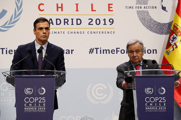 El presidente del Gobierno de España, Pedro Sánchez (i) y el secretario general de la ONU, Antonio Guterres, durante la rueda de prensa en la 25 Conferencia de las Partes del Convenio Marco de Naciones Unidas sobre Cambio Climático (COP) que arranca este lunes en Madrid bajo el lema 'Tiempo de actuar'.