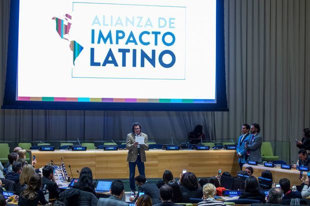 El cantante colombiano Carlos Vives (c) habla durante el foro 'Latino Impact Summit', este lunes, en las Naciones Unidas, en Nueva York (Estados Unidos).