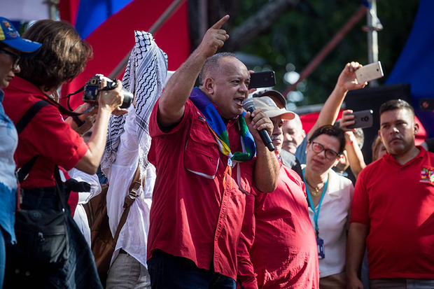 El presidente de la Asamblea Nacional Constituyente de Venezuela, Diosdado Cabello, habla a simpatizantes del oficialismo en una manifestación este martes, contra el Tratado Interamericano de Asistencia Recíproca (TIAR), en Caracas. Miles de simpatizantes del chavismo, que gobierna Venezuela desde 1999, macharon este martes en Caracas contra los países parte del Tratado Interamericano de Asistencia Recíproca (TIAR) y contra las supuestas 'arremetidas' del presidente colombiano, Iván Duque, contra el Gobierno de Nicolás Maduro.