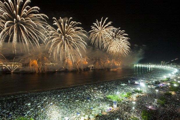 Con presentaciones de artistas en cuatro escenarios musicales distribuidos a la largo de la playa de Copacabana y un espectáculo de fuegos de artificio de 14 minutos de duración, Río de Janeiro confía en que la fiesta del 31 de diciembre próximo atraerá a más de los 2,8 millones de asistentes.