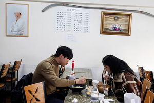Cenas norcoreanas en Seúl que acercan al desconocido vecino a la mesa