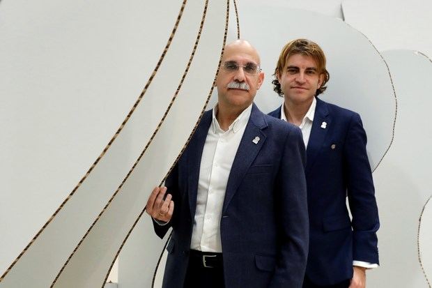 El director del Instituto Geográfico de Aragón Fernando López Martín (i) y el geógrafo Rafael Martínez Cebolla durante la presentación del Atlas del Cambio Climático de las Américas, dentro de la tercera jornada de la Cumbre del Clima que se celebra estos días en Madrid. 