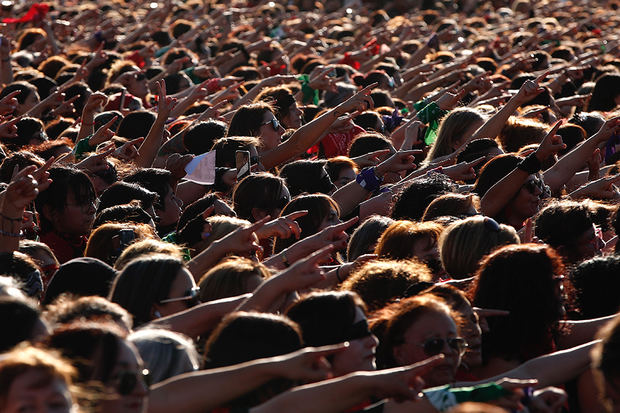 Mujeres participan en la intervención feminista “Un violador en tu camino” este miércoles frente al Estadio Nacional en Santiago (Chile). 