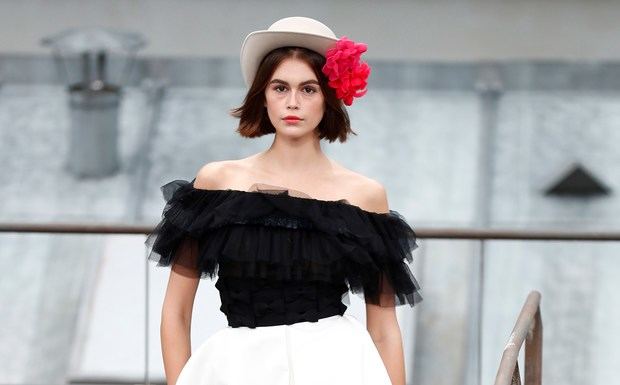 Kaia Gerber desfila con un modelo de Chanel.