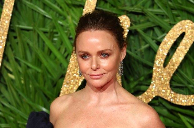 La diseñadora británica Stella McCartney posa durante su llegada a los Premios de la Moda Británica hoy, lunes 4 de diciembre de 2017, en el Royal Albert Hall de la ciudad de Londres (Reino Unido).