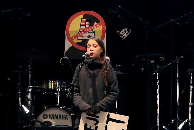 La joven activista sueca Greta Thunberg, durante su intervención en el cierre de la Marcha por el Clima de Madrid, en Nuevos Ministerios, después de haber abandonado el recorrido poco después de incorporarse, por recomendación de la Policía y ante la imposibilidad de avanzar a pie.