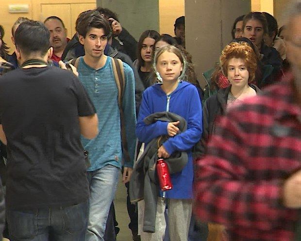 Fotograma sacado de la televisión que muestra a la activista medioambiental Greta Thunberg a su llegada a la cumbre alternativa de la COP25 que se ha celebrado en la Universidad Complutense en Madrid.