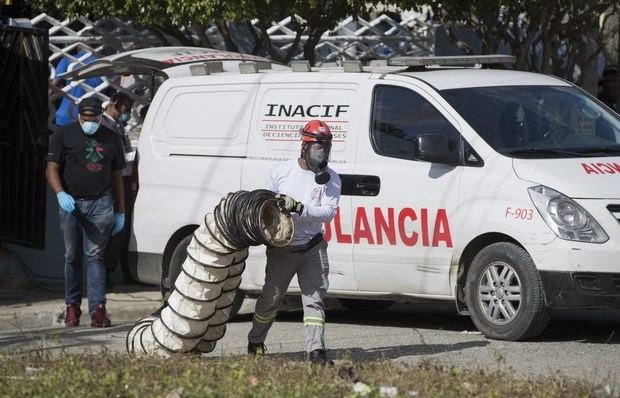 Agentes trabajan en la casa donde ocurrió un supuesto secuestro, donde falleció Cristián Medina Méndez, en su vivienda ubicada en Los Rosales de Santo Domingo Este (República Dominicana), y donde también falleció el primer teniente de la Policía Nacional, Juan Mercedes Vázquez, cuando ingresó a la propiedad donde estaba atrincherado el hombre.