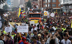 Artistas ponen ritmo a las protestas colombianas con una caravana musical en Bogotá