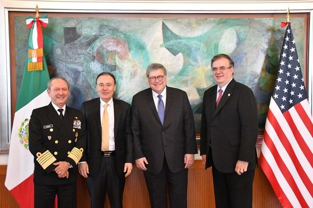 Fotografía cedida este jueves por la Secretaria de Relaciones Exteriores (SRE), que muestra desde la izquierda, al secretario de Marina, José Rafael Ojeda; al secretario de Seguridad y Protección Ciudadana, Alfonso Durazo; al fiscal general William Barr; y al secretario de Relaciones Exteriores de México, Marcelo Ebrard; posando al termino de una reunión de trabajo en Ciudad de México (México).