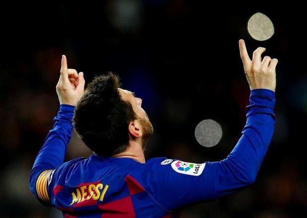 El delantero argentino Leo Messi, del FC Barcelona, celebra el gol de la victoria ante el Granada CF, durante el partido de la vigésima jornada de LaLiga Santander de fútbol disputado este domingo en el Camp Nou.