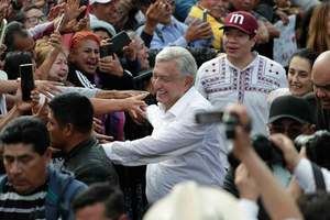 López Obrador se da un baño de masas: 'El amor con amor se paga'.