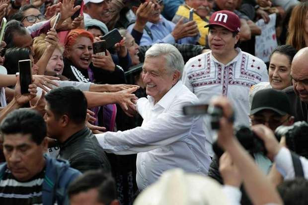 López Obrador se da un baño de masas: 'El amor con amor se paga'.
