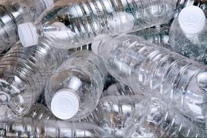 Como las botellas de plástico dañan nuestro medio ambiente
