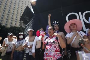 Mexicanas piden acabar con discriminación de minorías en el Día de la Mujer
 

 
