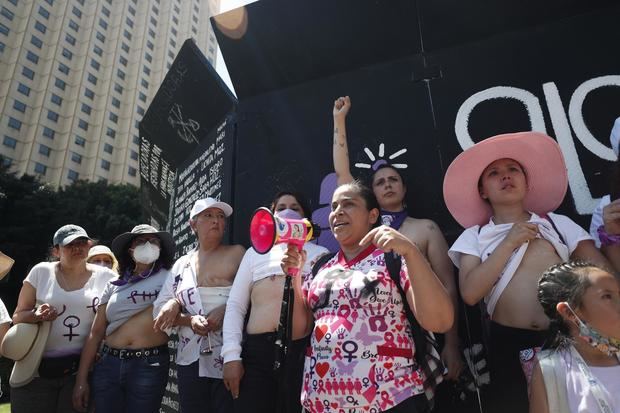 Mujeres sobrevivientes al cáncer inician protestas en el marco del Día Internacional de la Mujer, hoy por las principales calles de la Ciudad de México (México).