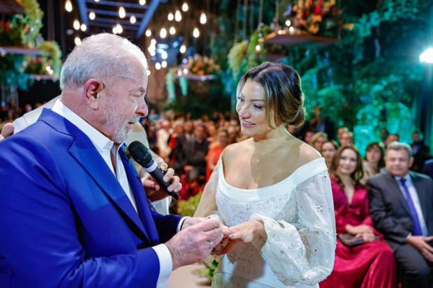 Lula se casa con la socióloga Rosángela da Silva en ceremonia íntima.