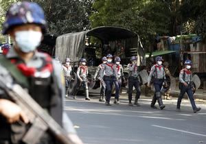 El despliegue de soldados en las calles aumenta la tensión en Birmania