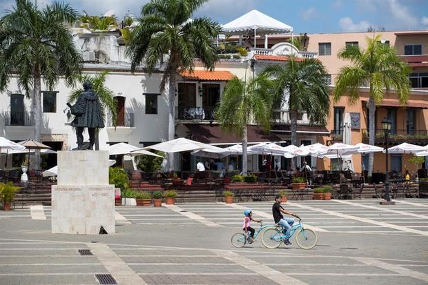 Un hombre pasea con su hija en la turística Zona Colonial de Santo Domingo, República Dominicana.