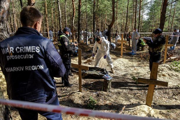 Un investigador de crímenes de guerra durante los trabajos de exhumación en el cementerio de Izyum.