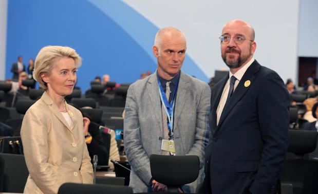 La presidenta de la Comisión Europea, Ursula von der Leyen (izda), el presidente del Consejo Europeo, Charles Michel (dcha)