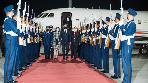 Presidente Abinader llega a Santiago de Chile para participar en la toma de posesión del presidente electo, Gabriel Boric Font