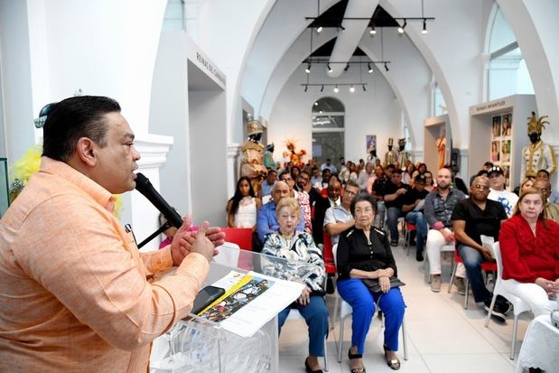 El director de la ONDA, José Ruben Gonell Cosme expone en el conversatorio celebrado en La Vega.