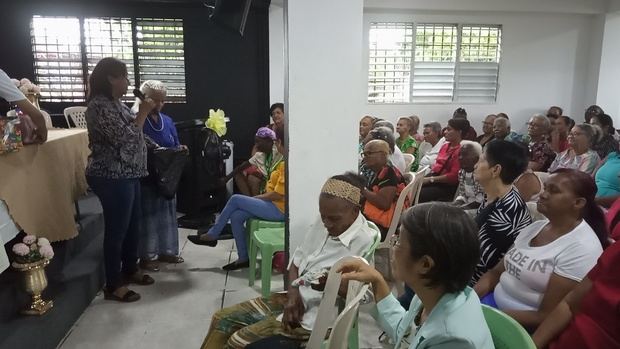 Arelys Morán conversa con las presentes en la actividad.