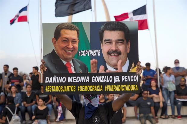 Miles de personas vestidas de negro protestan frente a la sede de la Junta Central Electoral, JCE, contra la suspensión de las elecciones municipales dominicanas del domingo pasado, en Santo Domingo, RD.