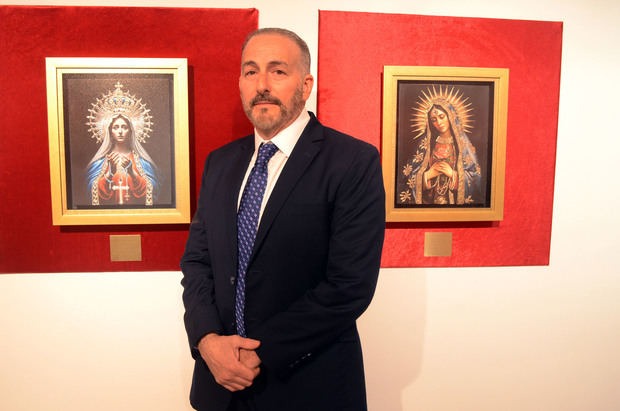 Marcos Brador posa junto a dos de sus cuadros.